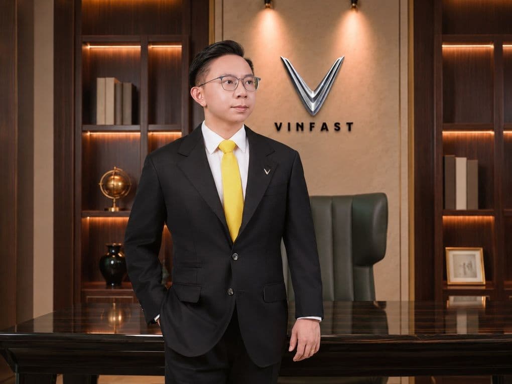 Phạm Nhật Quân Anh, Chủ tịch kiêm Tổng giám đốc VinFast toàn cầu, trong văn phòng với logo VinFast.