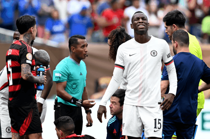 Phản ứng của Nicolas Jackson sau khi nhận thẻ đỏ. Ảnh: Chelsea FC