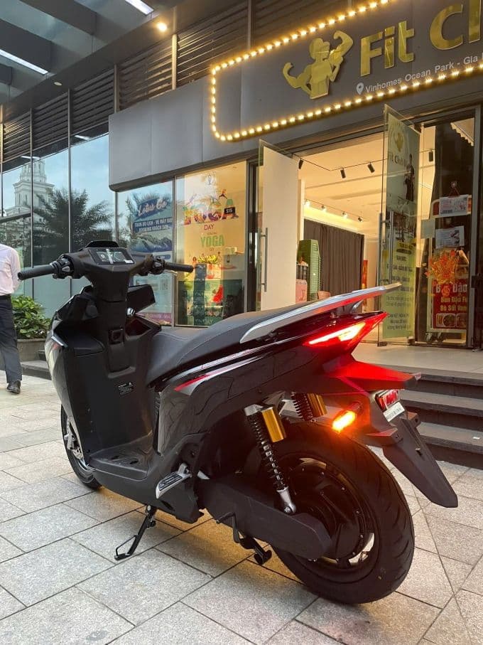 Phần đuôi xe máy điện VinFast Viper màu đen với đèn báo rẽ tích hợp chắn bùn, nhấn mạnh thiết kế thể thao.