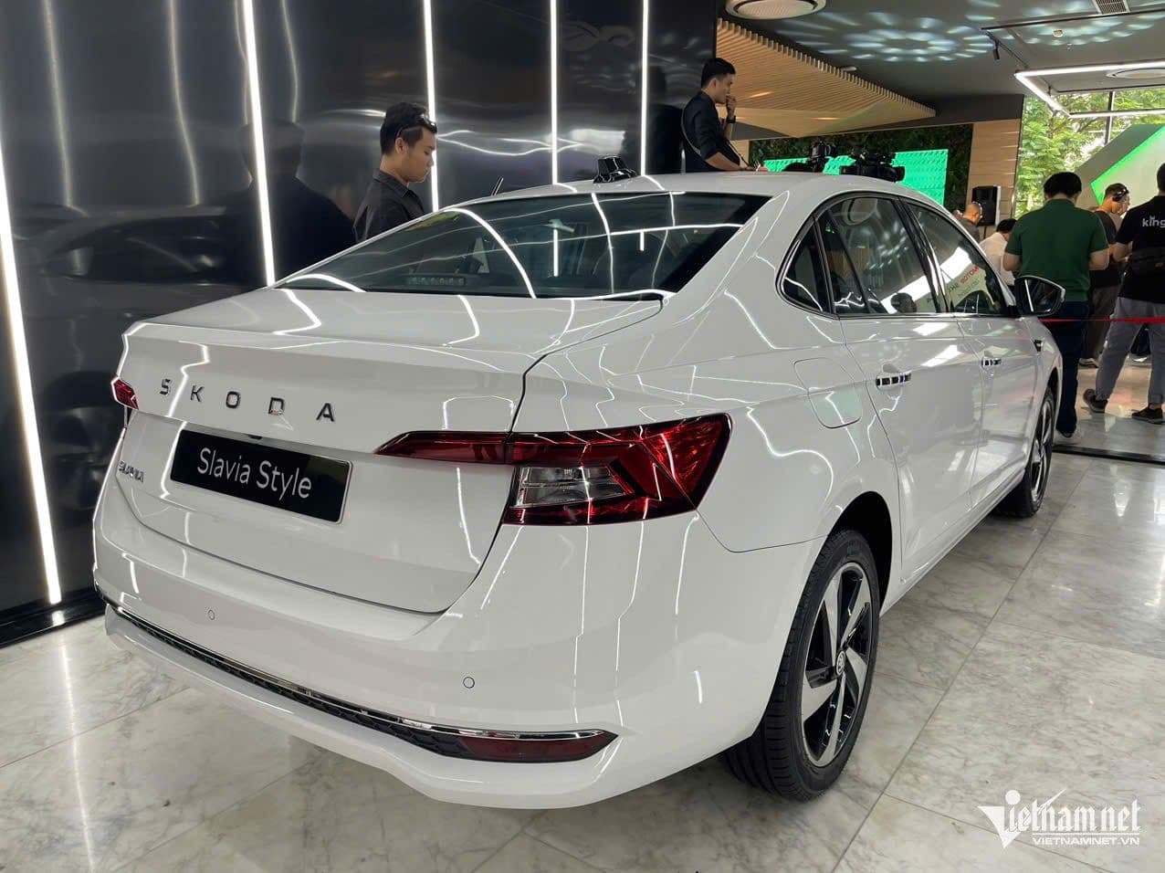 Phần đuôi xe Skoda Slavia màu trắng với thiết kế mạnh mẽ, nhấn mạnh kích thước và đường nét đặc trưng.