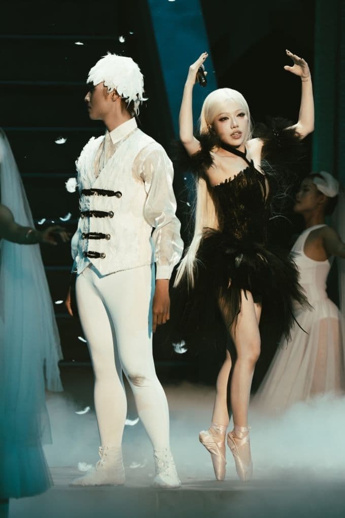 Phùng Khánh Linh biểu diễn ballet trên giày mũi cứng cùng vũ công, thể hiện sự lột xác nghệ thuật đầy cảm xúc trên sân khấu.