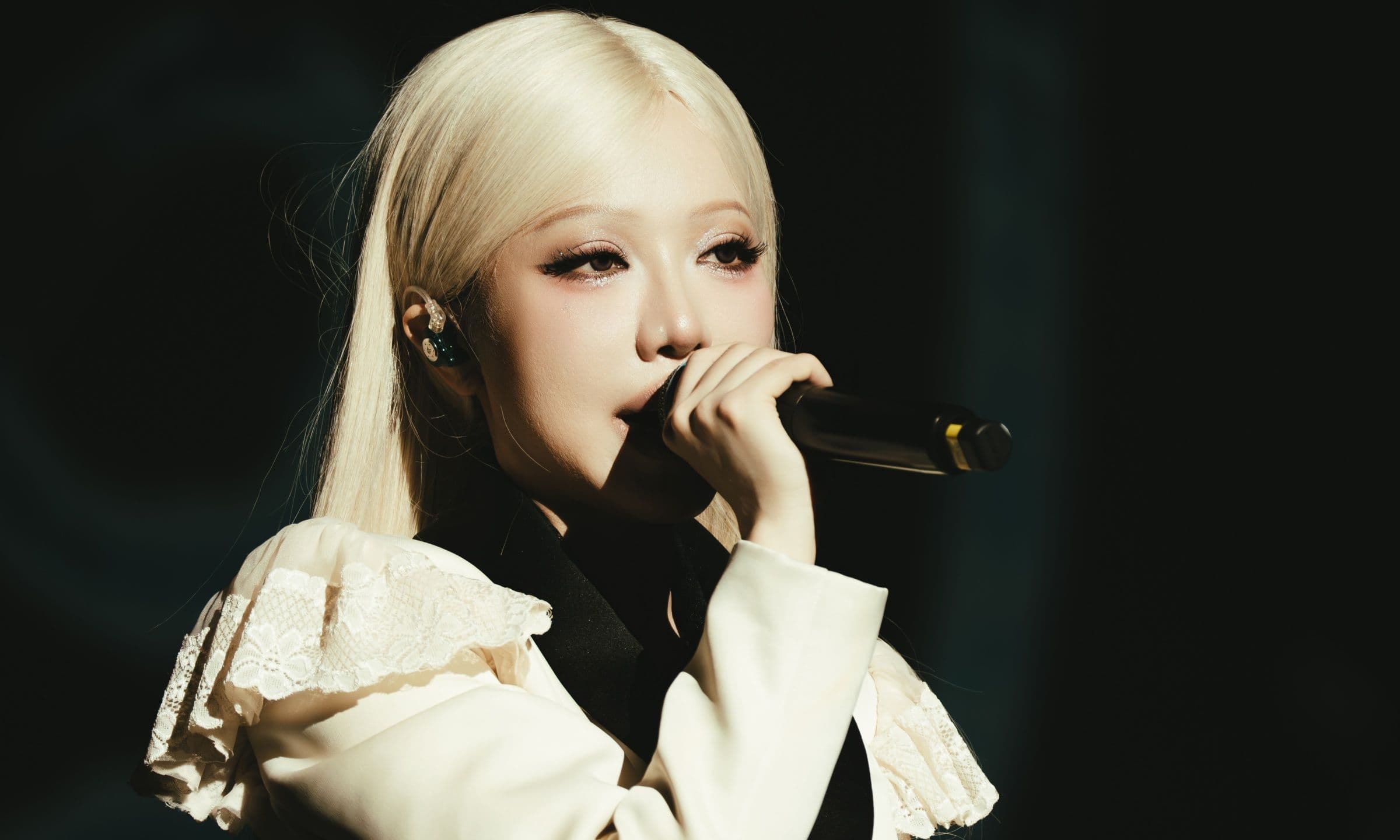 Phùng Khánh Linh với ánh mắt đầy cảm xúc, gợi nhớ về những ngày đầu cơ cực theo đuổi giấc mơ âm nhạc.