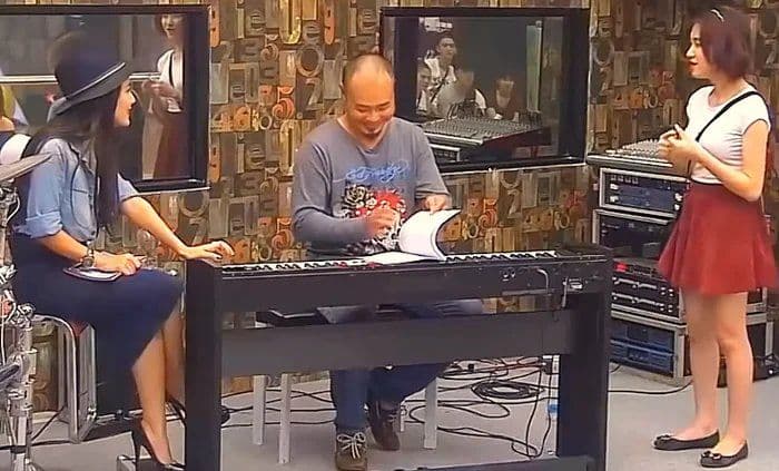 Phương Linh hướng dẫn thí sinh Hòa Minzy tại Học viện Ngôi sao 2014, bối cảnh của những clip gây hiểu lầm về mối quan hệ 'cô trò'.