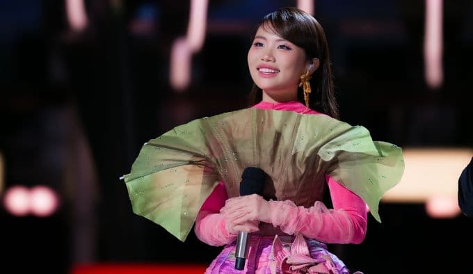 Phương Mỹ Chi tự tin trên sân khấu tứ kết Sing! Asia