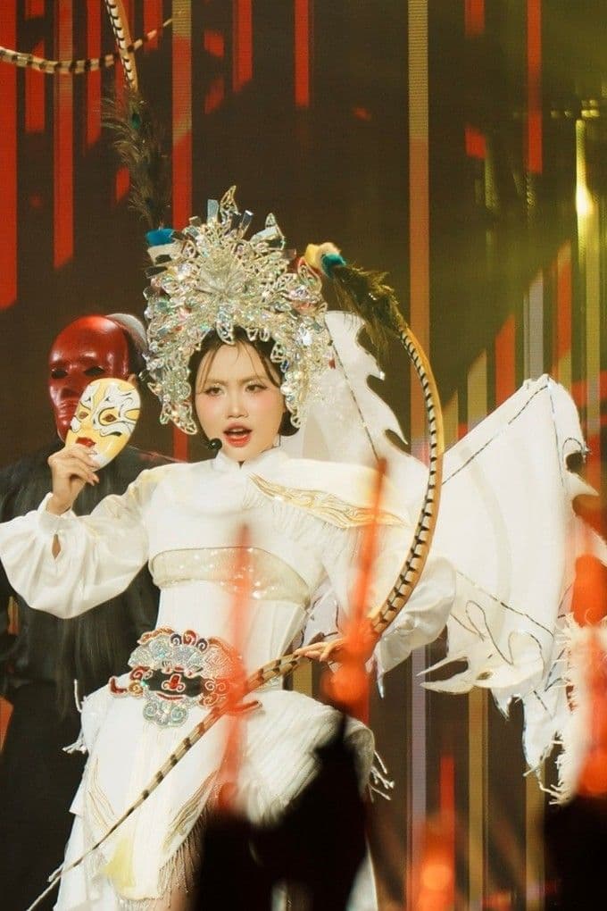 Phương Mỹ Chi trình diễn ấn tượng trên sân khấu Em Xinh Say Hi với trang phục độc đáo