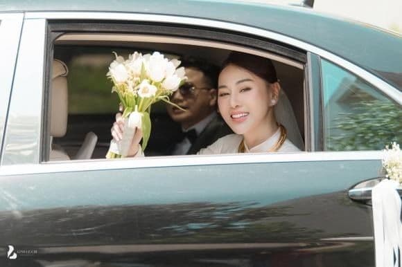 Phương Oanh và Shark Bình trong chiếc Mercedes-Maybach S600 đón dâu, biểu tượng của tình yêu và đẳng cấp.