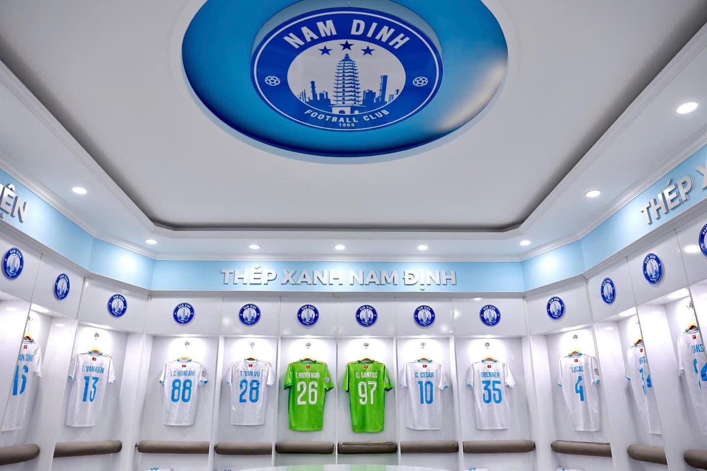 Phòng thay đồ của CLB Thép Xanh Nam Định với áo đấu được treo gọn gàng