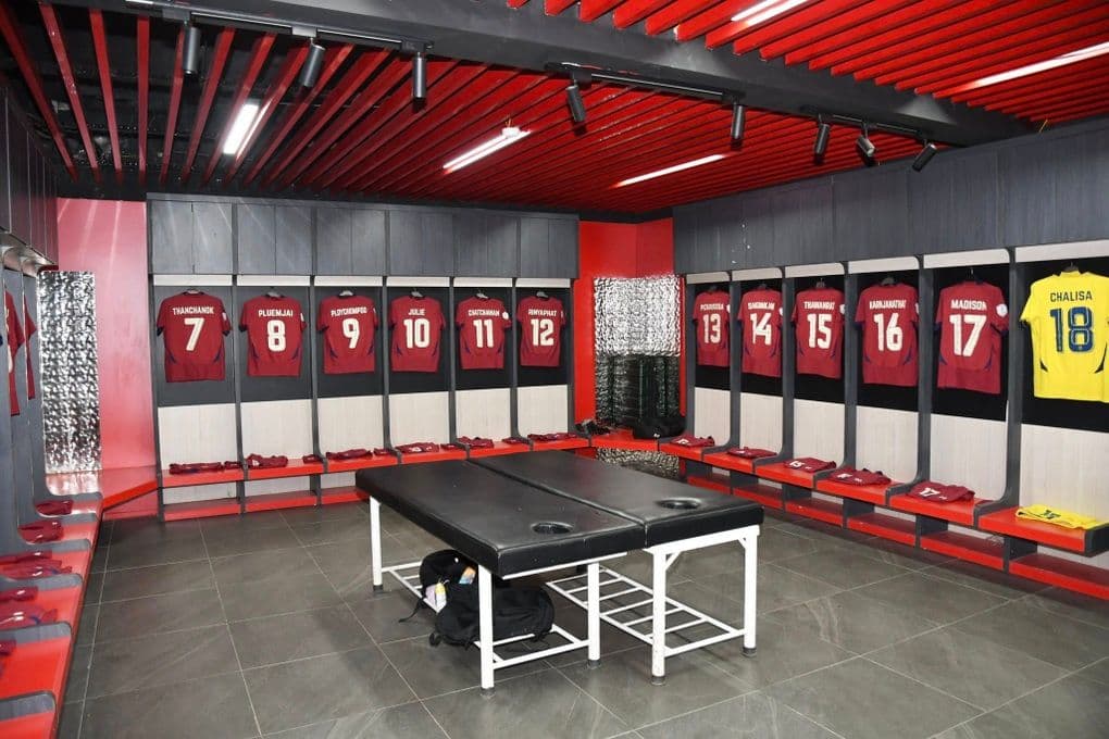 Phòng thay đồ hiện đại và tươm tất tại sân vận động Lạch Tray, góp phần tạo nên hình ảnh chuyên nghiệp cho bóng đá nữ