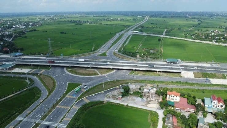 Phương tiện duy trì khoảng cách an toàn trên đường cao tốc, minh họa tầm quan trọng của việc giữ khoảng cách khi lái xe tốc độ cao.