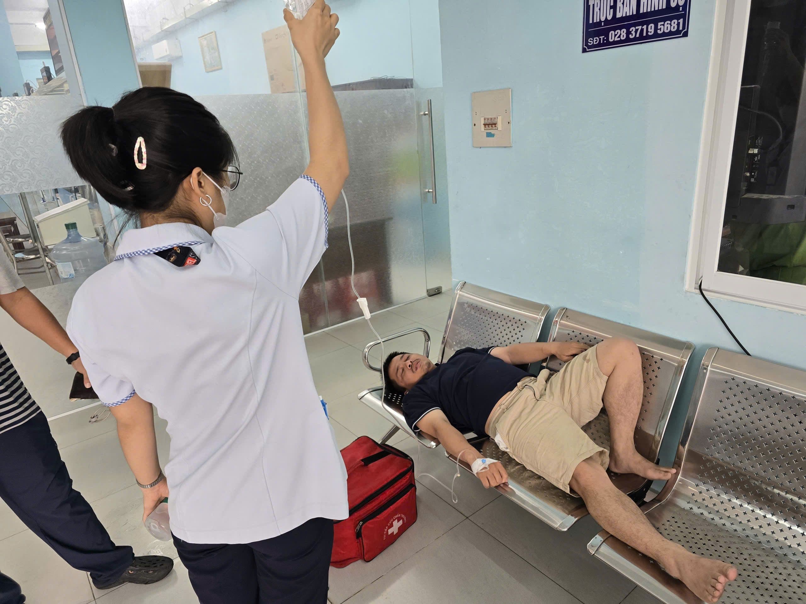 Phóng viên VOV Giao thông Phan Nhơn đang được điều trị tại bệnh viện, thể hiện sự dấn thân và hiểm nguy trong công việc.