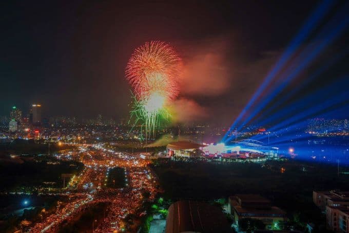 Pháo hoa bừng sáng trên bầu trời Hà Nội nhìn từ khách sạn Sheraton Hanoi West, gần sân vận động Mỹ Đình.