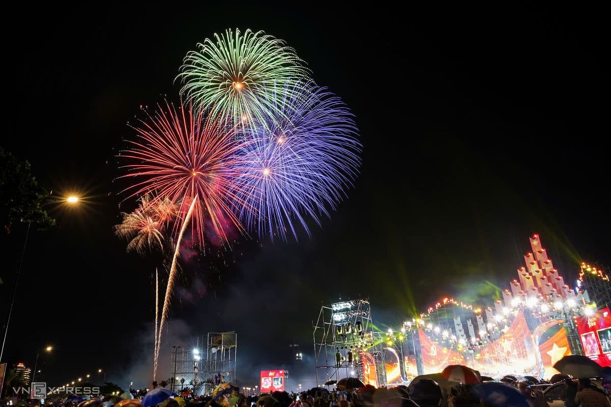Pháo hoa rực rỡ thắp sáng sân khấu và quảng trường Bãi Sau, Vũng Tàu, sau cơn mưa đêm Quốc khánh.