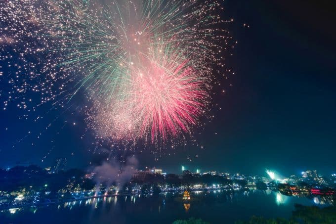 Pháo hoa rực rỡ trên bầu trời Hồ Gươm, Hà Nội trong đêm Quốc Khánh 2/9.