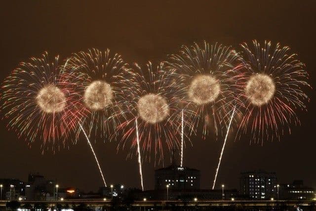 Pháo hoa rực rỡ trên bầu trời Mỹ Đình, Hà Nội, trong chương trình nghệ thuật chào mừng Đại hội Đảng.