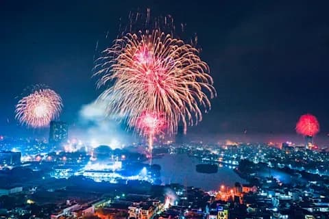 Pháo hoa rực rỡ trên bầu trời đêm, tượng trưng cho những mối quan hệ đi đến hồi kết đầy kịch tính.