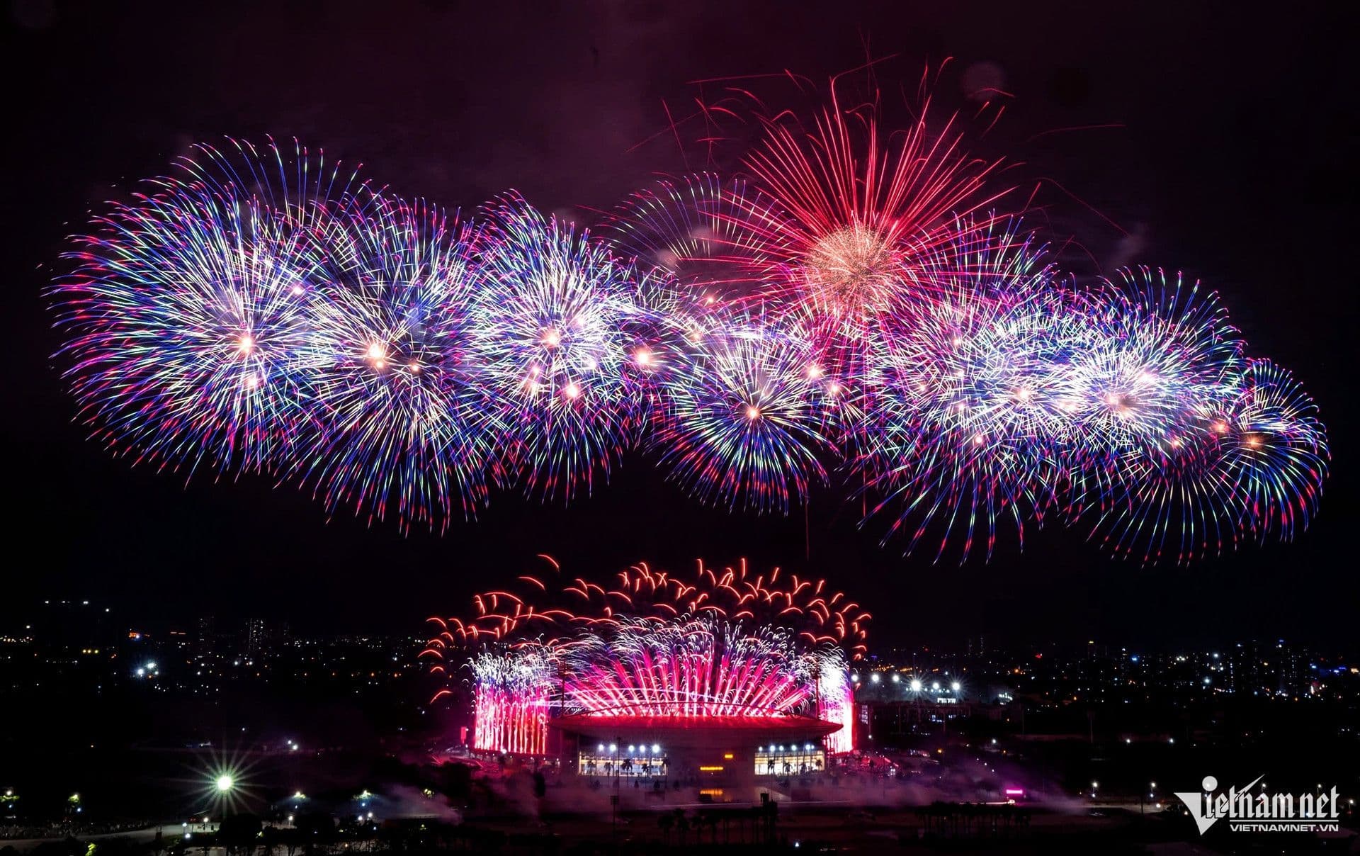 Pháo hoa rực rỡ và màn trình diễn ánh sáng tại Sân vận động Mỹ Đình chào mừng Đại hội Đảng.