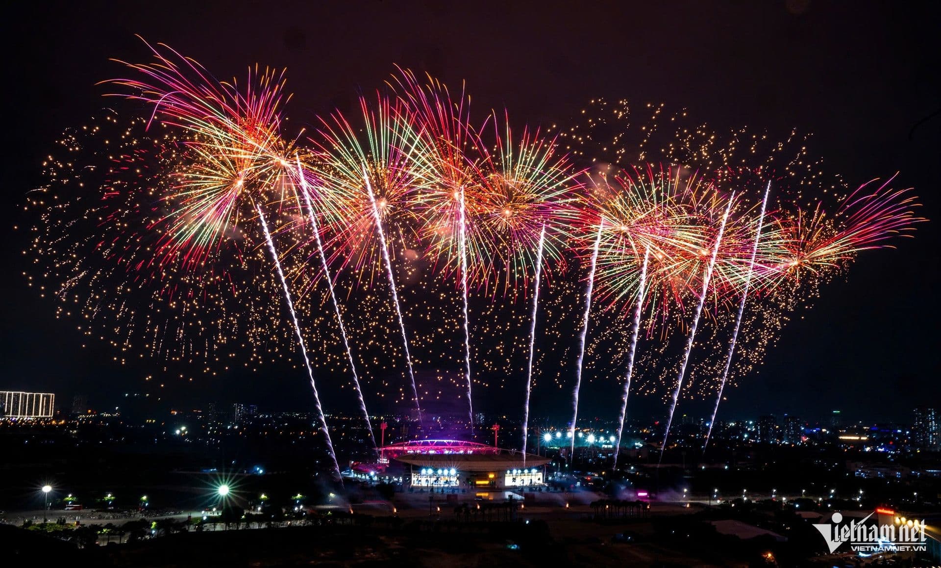 Pháo hoa rực rỡ với hiệu ứng vệt sáng bay lên, tượng trưng cho khát vọng phát triển của Việt Nam.