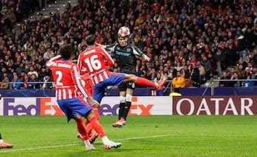 Piero Hincapié trong một pha tranh chấp bóng trên sân cỏ