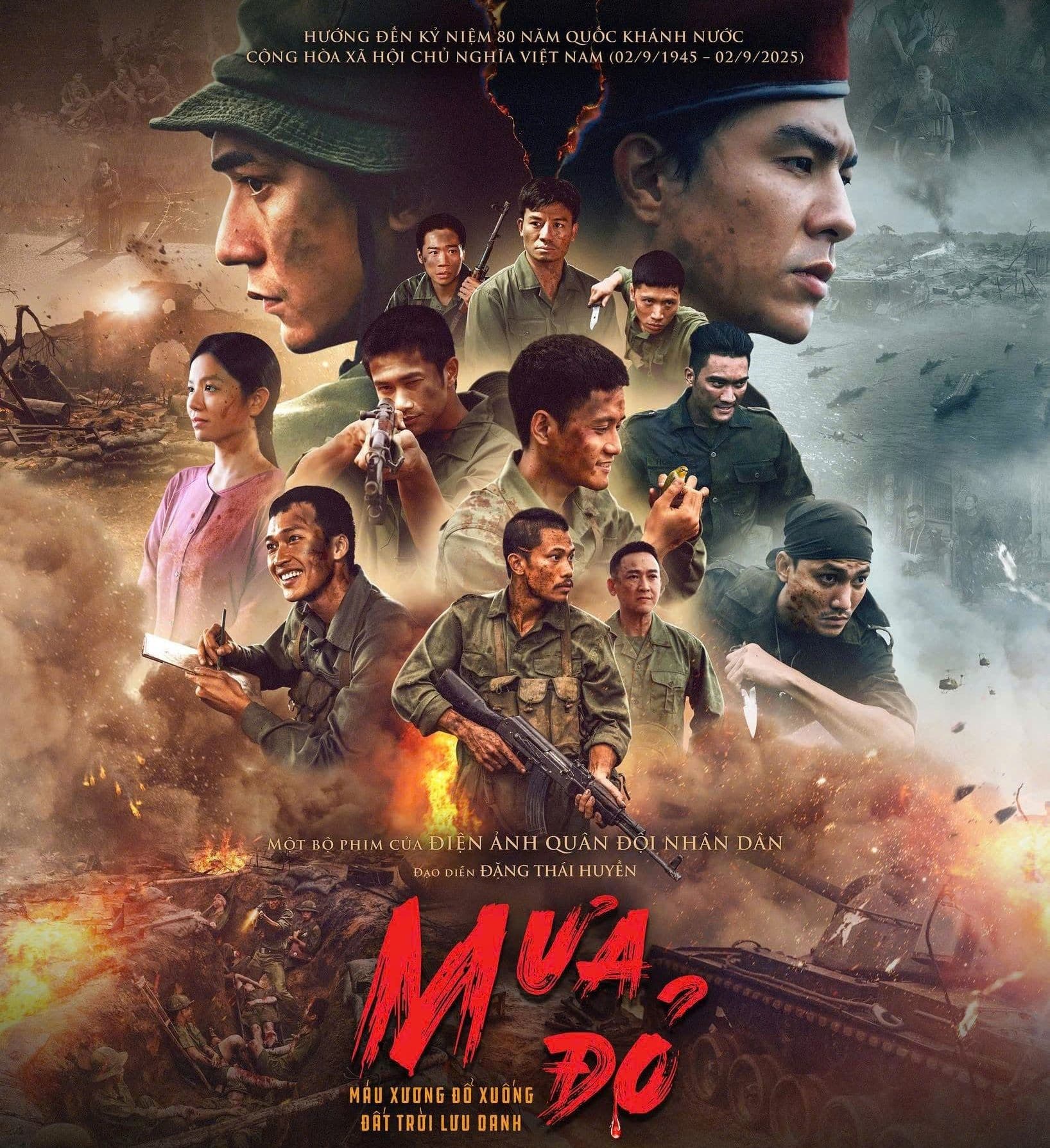 Poster phim chiến tranh "Mưa Đỏ" với nhiều nhân vật và cảnh chiến trường khốc liệt, biểu tượng cho hiện tượng điện ảnh Việt.