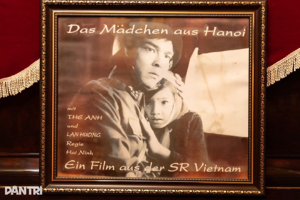 Poster phim kinh điển "Em bé Hà Nội" với hình ảnh NSND Lan Hương thời thơ ấu.