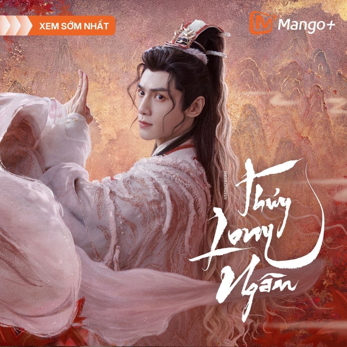 Poster phim Thủy Long Ngâm với La Vân Hi trong trang phục cổ trang màu trắng đỏ, thể hiện sự hùng vĩ và triết lý của tác phẩm.