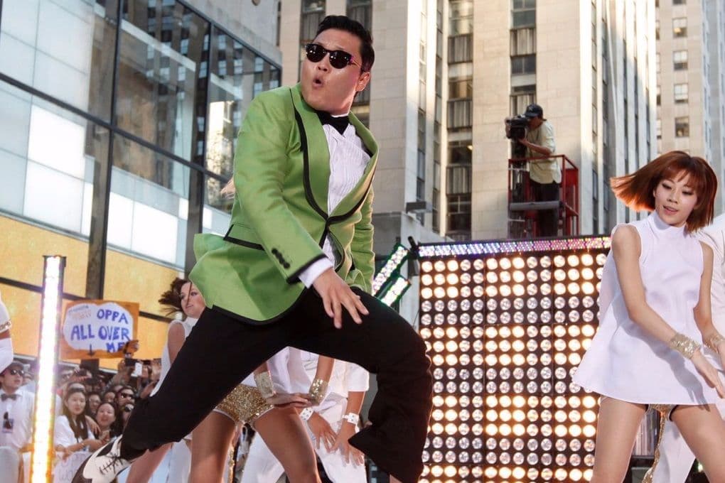 PSY biểu diễn điệu nhảy Gangnam Style, ngôi sao đang đối mặt với án điều tra về thuốc ngủ.