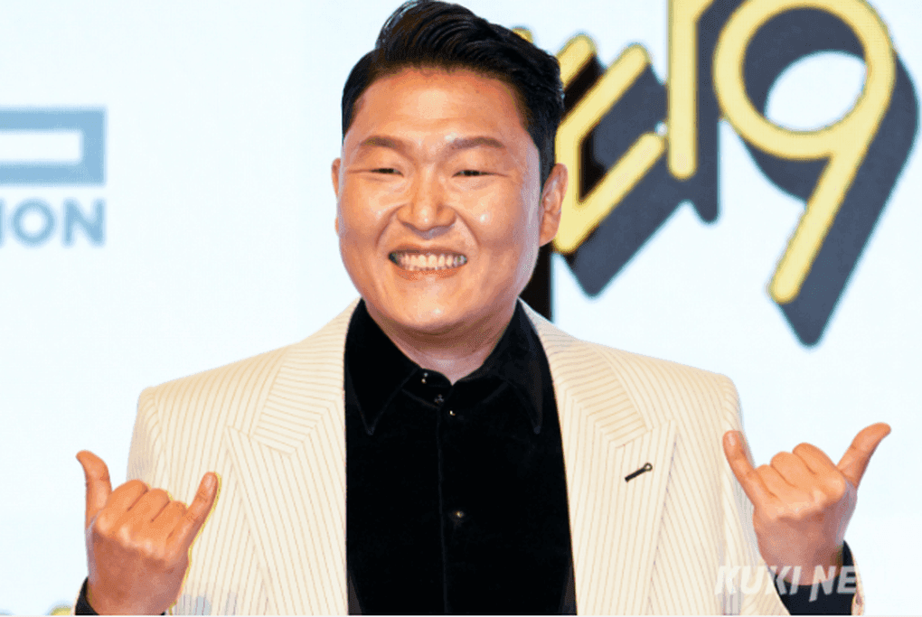 PSY, ngôi sao 'Gangnam Style', mỉm cười trong sự kiện, đối mặt với tin tức điều tra.