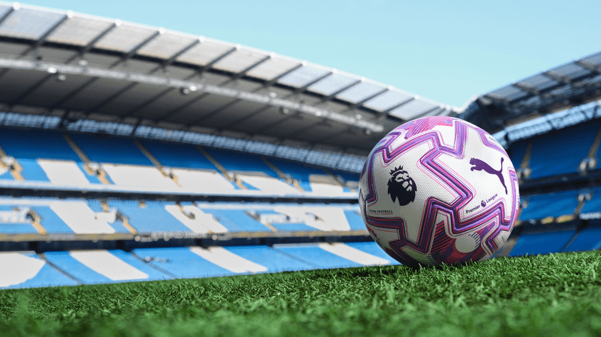 Quả bóng Premier League trên sân cỏ xanh mướt của một sân vận động