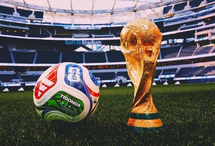 Quả bóng và cúp vàng World Cup, biểu tượng cho mục tiêu bảo vệ ngôi vương của Argentina.