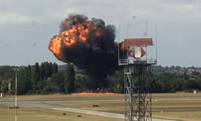 Quả cầu lửa khổng lồ bùng lên sau vụ tai nạn máy bay tại sân bay London Southend, Anh.