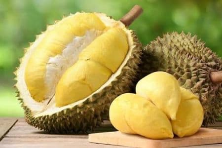 Quả sầu riêng Ri6 bổ đôi với múi cơm vàng óng, tượng trưng cho chất lượng và hương vị đặc trưng.