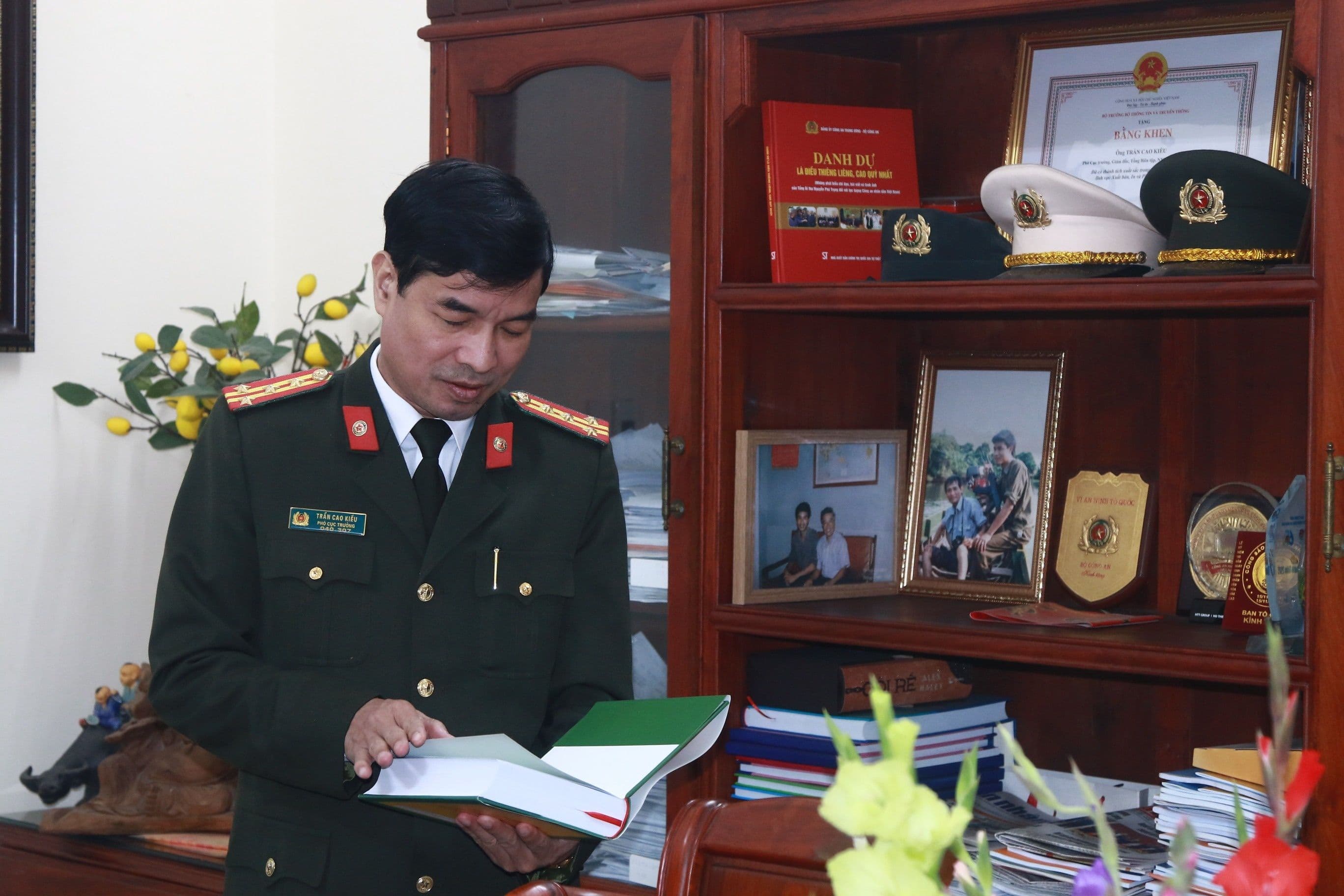 Quang cảnh cuộc Tổng khởi nghĩa Tháng Tám năm 1945, khởi nguồn của Công an Nhân dân.