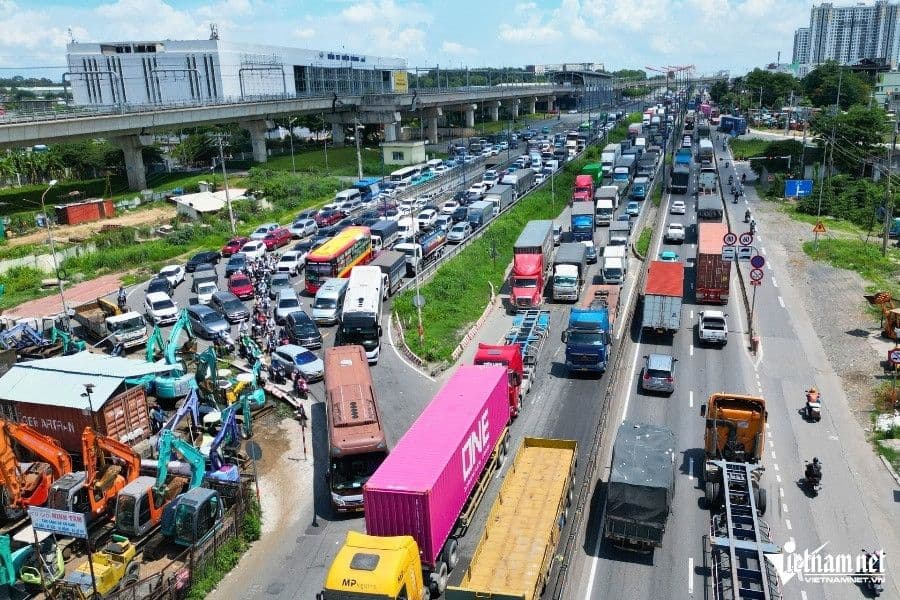 Quang cảnh giao thông và công trình xây dựng phức tạp, tượng trưng cho sự phát triển và thách thức của sân bay Việt Nam.