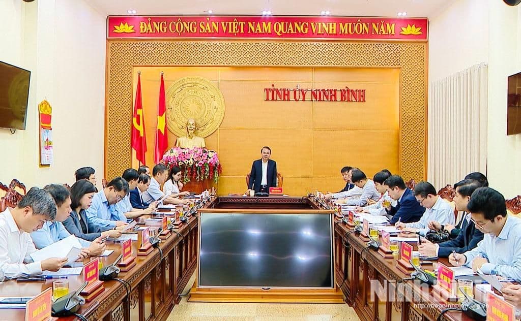 Quang cảnh Hội nghị Ban Thường vụ Tỉnh ủy Ninh Bình, nơi các lãnh đạo thảo luận về tầm nhìn phát triển và bản sắc Việt trong kỷ nguyên mới.