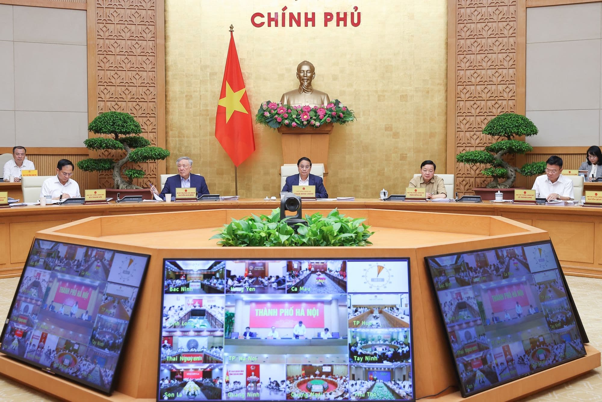 Quang cảnh hội nghị trực tuyến của Chính phủ do Thủ tướng chủ trì, kết nối trung ương với các địa phương và cấp xã.