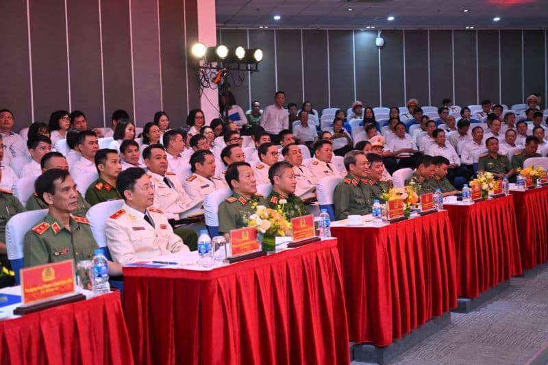 Quang cảnh hội nghị với sự tham gia của các cán bộ, thể hiện sự đồng lòng hướng tới mục tiêu vươn tầm khu vực của MobiFone.