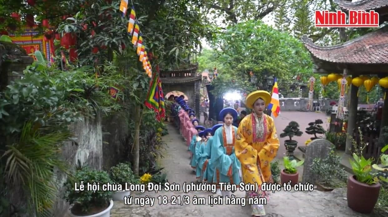 Quang cảnh lễ hội chùa Long Đọi Sơn với người dân mặc trang phục truyền thống, gợi nhắc về cách tiếp cận thời gian theo chu kỳ và trải nghiệm cộng đồng của các nền văn minh cổ đại.