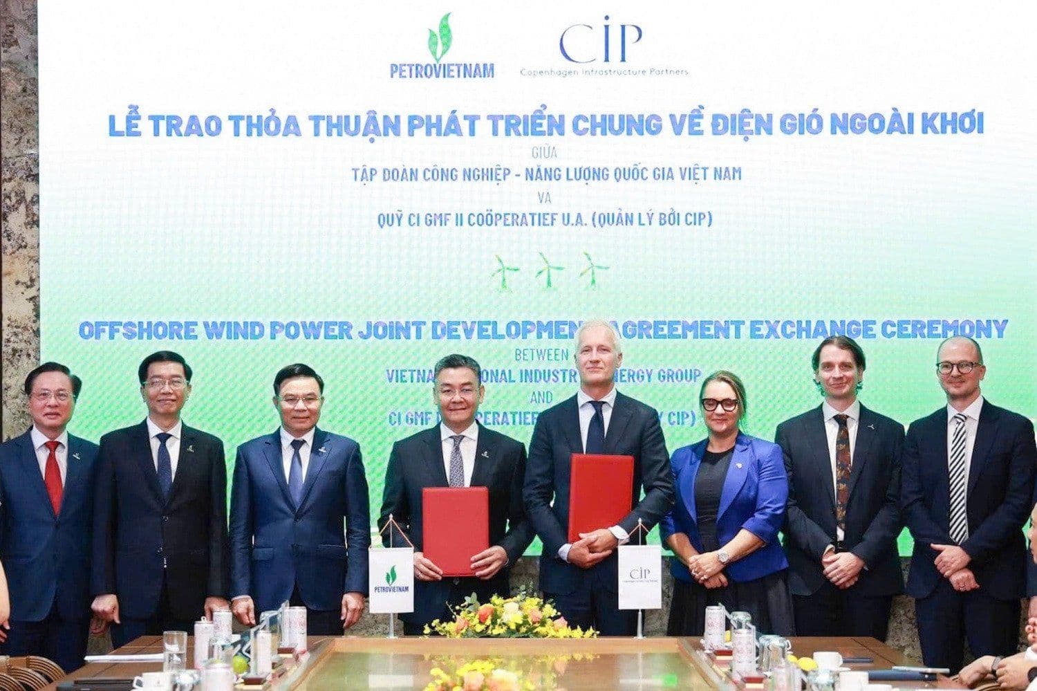 Quang cảnh lễ trao thỏa thuận phát triển chung dự án điện gió ngoài khơi giữa Petrovietnam và CIP, với sự chứng kiến của các lãnh đạo cấp cao.