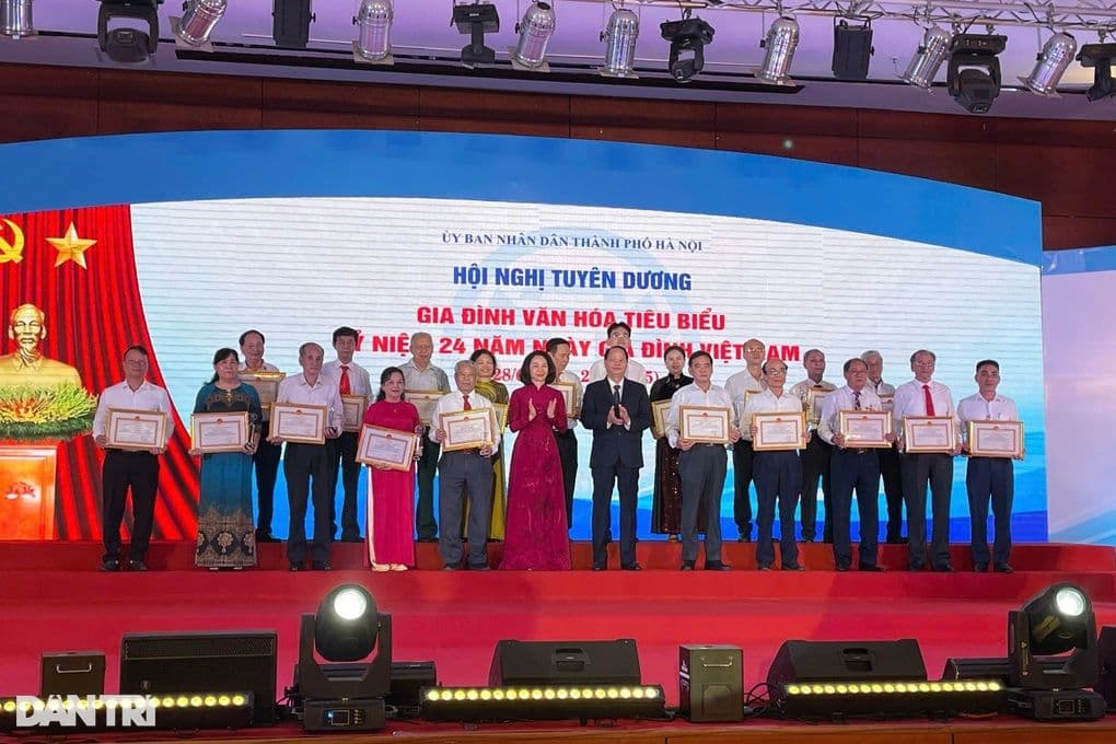 Quang cảnh lễ tuyên dương các gia đình văn hóa tiêu biểu tại Hà Nội, nơi tôn vinh giá trị truyền thống gia đình.