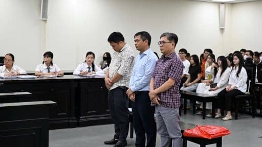 Quang cảnh một phiên tòa với các bị cáo, thể hiện hệ lụy pháp lý và bài học cảnh tỉnh từ vụ án của người nổi tiếng.