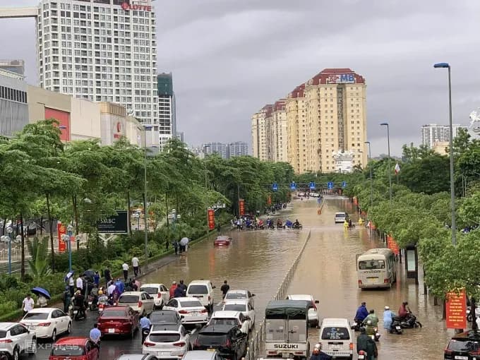 Quang cảnh đường phố Hà Nội ngập sâu, giao thông hỗn loạn sau cơn bão số 5.