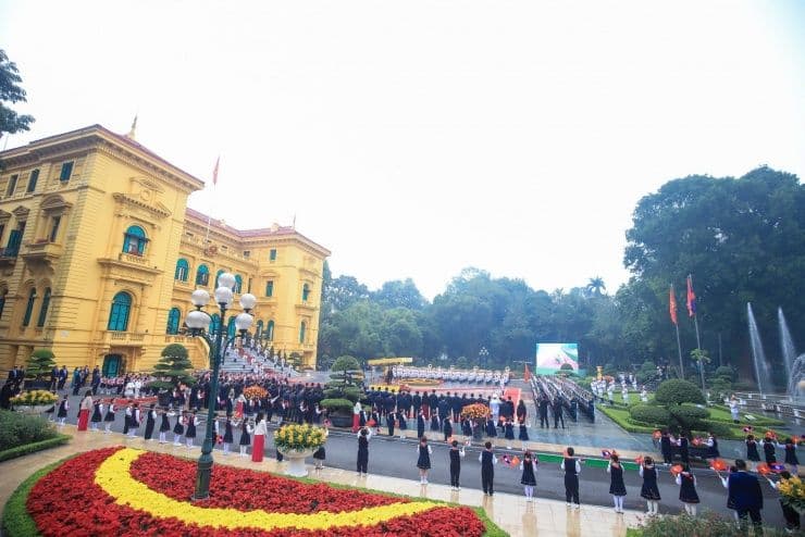 Quang cảnh rộng lớn của lễ đón cấp nhà nước, với sự tham dự của nhiều lãnh đạo cấp cao, thể hiện hợp tác đa chiều Việt-Lào.