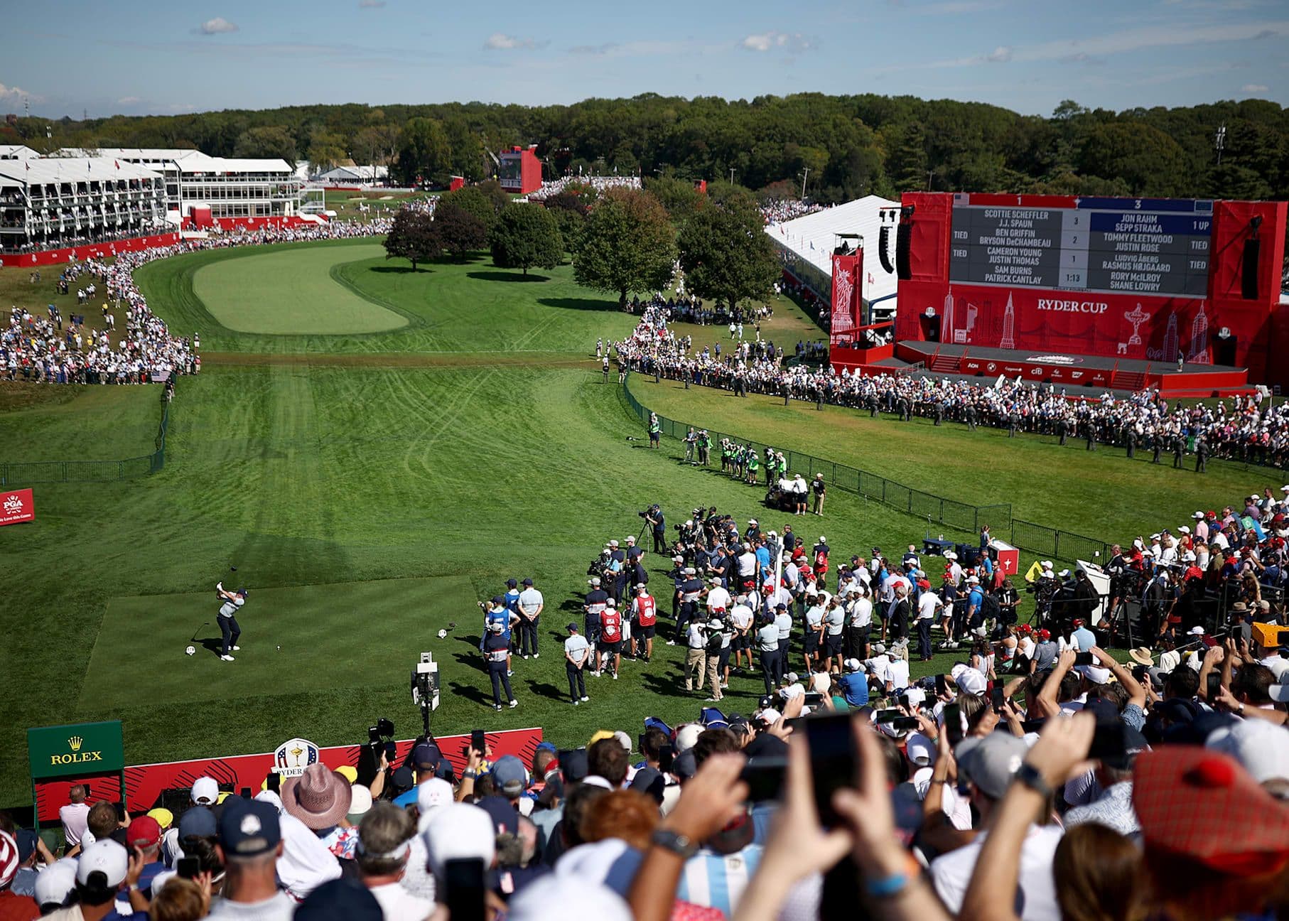 Quang cảnh sân golf Bethpage Black với đông đảo khán giả và bảng điểm Ryder Cup 2025.