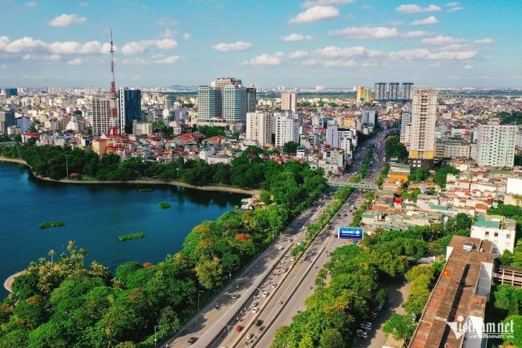 Quang cảnh đô thị Hà Nội với cây xanh và hồ nước, thể hiện tầm nhìn về một thành phố xanh, không khói bụi.