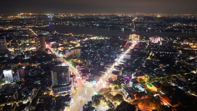 Quang cảnh trung tâm thành phố Đồng Nai về đêm, thể hiện sự năng động và khát vọng vươn tầm quốc tế.
