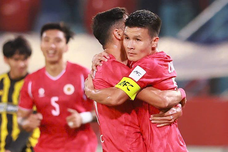 Quang Hải (số 19) ăn mừng bàn thắng cùng đồng đội CAHN