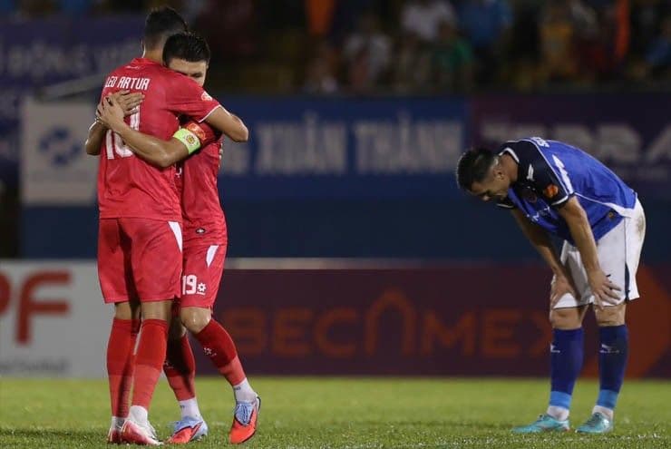 Quang Hải và đồng đội CAHN ăn mừng chiến thắng, cầu thủ Bình Dương thất vọng