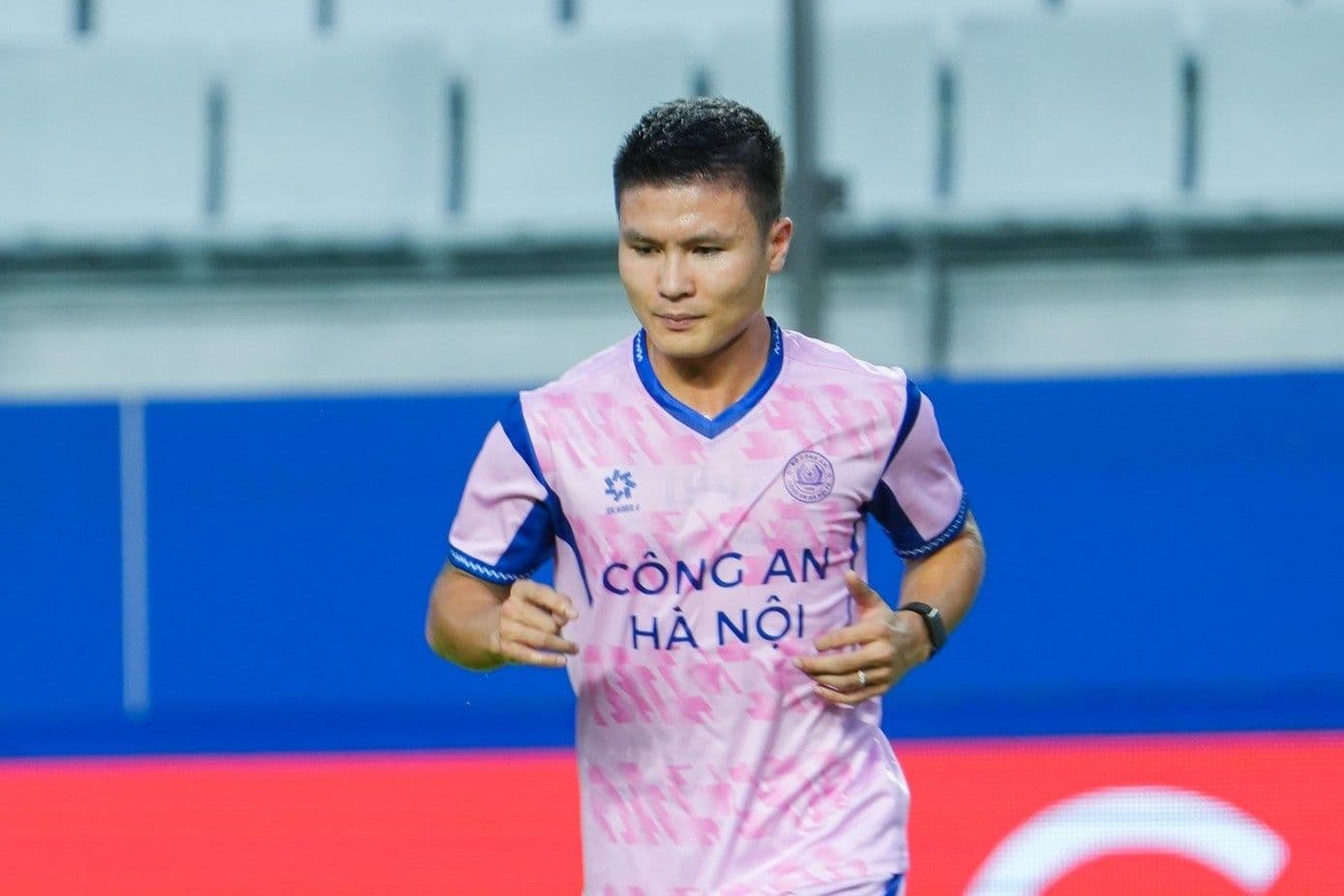 Quang Hải và trung vệ Bùi Hoàng Việt Anh sau pha vào bóng nguy hiểm