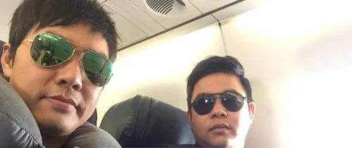 Quang Lê cùng một người thân hoặc bạn bè, tượng trưng cho sự gắn kết bền chặt trong gia đình dù mỗi người một nơi