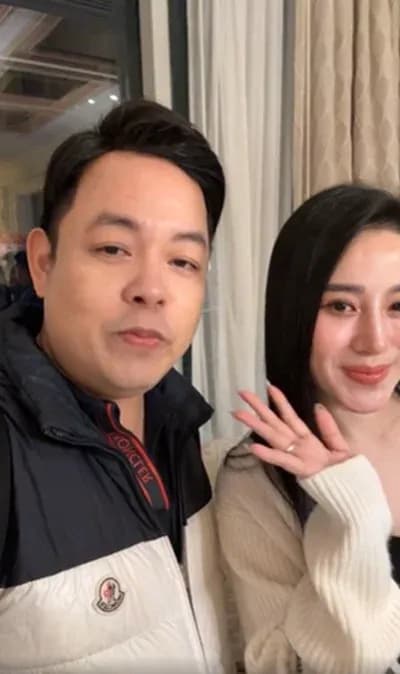 Quang Lê và Tố My thân thiết trò chuyện sau đêm diễn tại Mỹ, thể hiện mối quan hệ gắn bó.